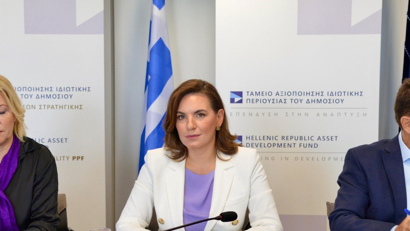 Ministra Turismului din Grecia a cumpărat două covoare persane cu 18.000 de euro și a spus că sunt pentru promovarea imaginii țării