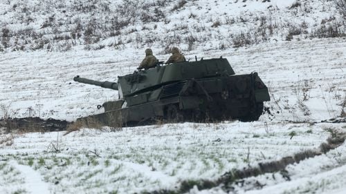 Tanc ucrainean Leopard 1 modernizat, oprit cu greu de ruși după ce a fost atacat de 12 drone (VIDEO)