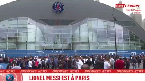 VIDEO Mii de suporteri Paris Saint Germain s-au strâns în fața stadionului Parc de Princes după transferul lui Lionel Messi