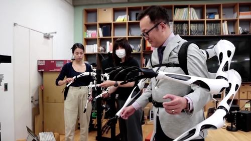 VIDEO Oamenii de știință din Japonia dezvoltă un robot portabil cu 6 brațe, un prim pas spre un viitor cyborg