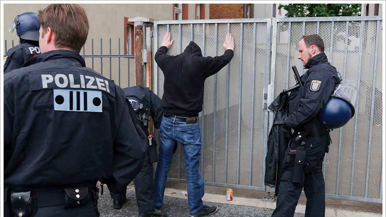 Un bărbat originar din România, arestat de poliţia din Germania după ce şi-a furat propria maşină