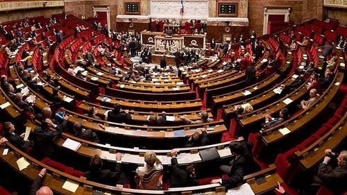 Adunarea Naţională a Franței a aprobat cu largă majoritate suspendarea reformei impopulare a pensiilor
