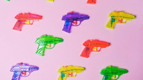 Un politician elvețian a fost amendat pentru că a cumpărat online pistoale cu apă roz