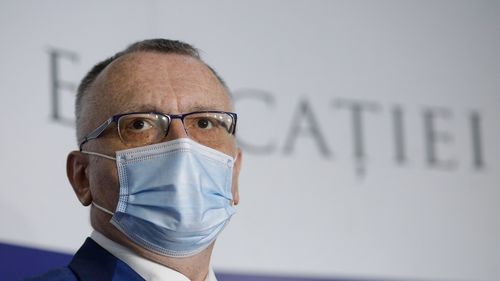 EXCLUSIV Sorin Cîmpeanu cere Universității Armatei Române “să se delimiteze ferm” de atitudini ca ale profesoarei care a publicat comentarii anti-Zelenski și teorii conspiraționiste și ale profesorului care a încercat să intimideze G4Media: Răspândirea unor teorii cu tentă conspiraționistă reprezintă un risc pentru siguranța națională