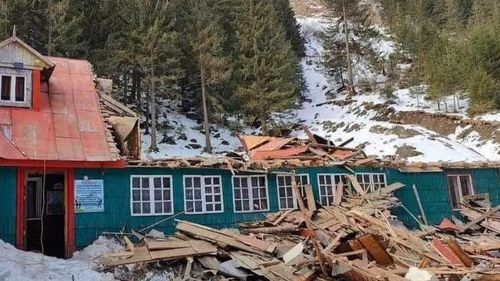 Una dintre cele mai vechi cabane din judeţul Braşov a fost demolată / În locul cabanei de pe Valea Sâmbetei va fi construit un alt imobil