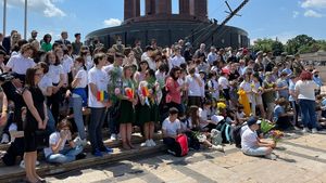 MApN: Copiii care au asistat la ceremonia de la „Mormântul Ostașului Necunoscut” de Ziua Eroilor erau de la Școala Gimnazială nr. 188 și Liceul Internațional Ioanid. Trei dintre ei au fost afectați de cădură și au primit asistență medicală la fața locului