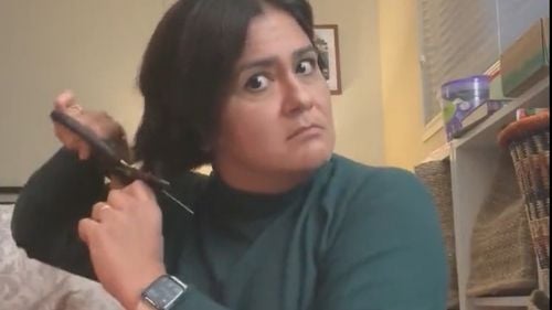 VIDEO Femeile din Iran își taie părul, în semn de protest față de moartea lui Mahsa Amini, bătută de poliția morală pentru că nu a purtat vălul islamic