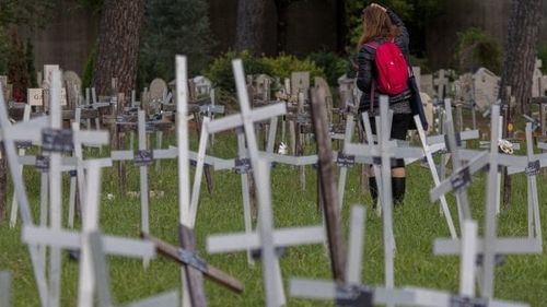 La cimitirul fetuşilor din Roma au început să apară pe cruci numele femeilor care i-au avortat