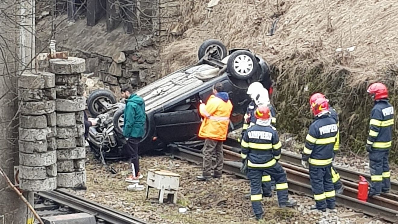 Un autoturism a sărit de pe un pod şi a ajuns pe calea ferată, la Predeal / UPDATE: Traficul feroviar a fost reluat, întârzieri în Gara de Nord