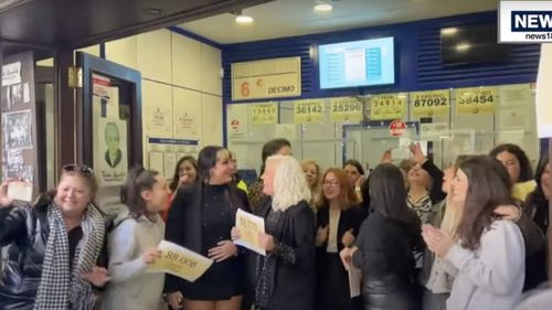 Spaniolii au petrecut în stradă cu șampanie, după extragerea loteriei de Crăciun, cunoscută sub numele de „El Gordo”