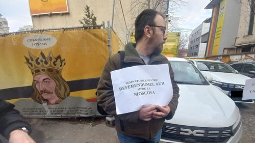 VIDEO Protest LGBT în fața sediului partidului extremist AUR, după ce așa numita Coaliție pentru Constituție a lansat o inițiativă pentru redefinirea familiei în legea fundamentală / Manifestanții acuză că au fost agresați