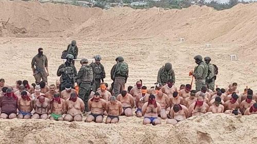 FOTO/VIDEO Zeci de presupuși membri ai grupării teroriste Hamas ar fi fost arestați de Armata Israeliană / Imaginile cu palestinieni, bărbați dezbrăcați și legați la mâini și ochi, postate pe rețele de socializare nu au fost comentate încă de Israel