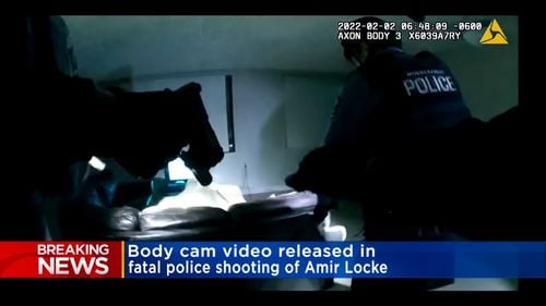 VIDEO Un bărbat afro-american a fost ucis de Poliția din Minneapolis, în timpul unei descinderi în apartamentul acestuia. Autoritățile au făcut public filmul intervenției