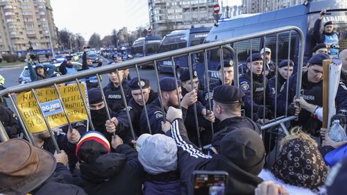 LIVE Suporterii lui Călin Georgescu au încercat să spargă cordonul de jandarmi / În Piața Victoriei a rămas un nucleu mai vehement de manifestanți, format din câteva sute de persoane / Sindicaliștii anti-austeritate și-au întrerupt mai repede mitingul, pentru a nu fi asociați cu partizanii lui Georgescu