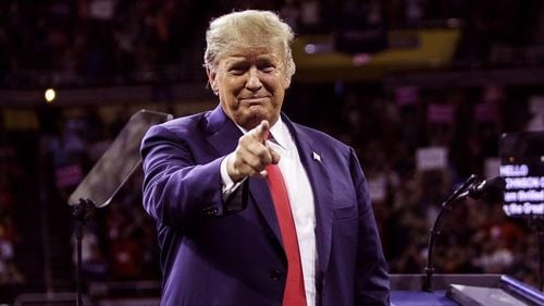 Un jurnalist și ONG-ist în Elveția, fost traseist politic din Bacău, pretinde că s-a întâlnit cu Donald Trump și Emmanuel Macron. Nu a putut furniza vreo dovadă / Cine este Ovidiu Stănică și ce evenimente cu nume sonore a organizat în România, dar s-au anulat