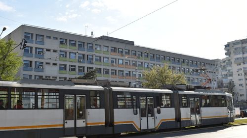 O bucată de şină s-a rupt şi a străpuns podeaua unui tramvai în mers, pe un bulevard din Capitală/ Nimeni nu a fost rănit/ STB anunţă că suspendă temporar circulaţia tramvaielor pe tronsonul Bulevardul Dimitrie Pompeiu - Bulevardul Lacul Tei FOTO