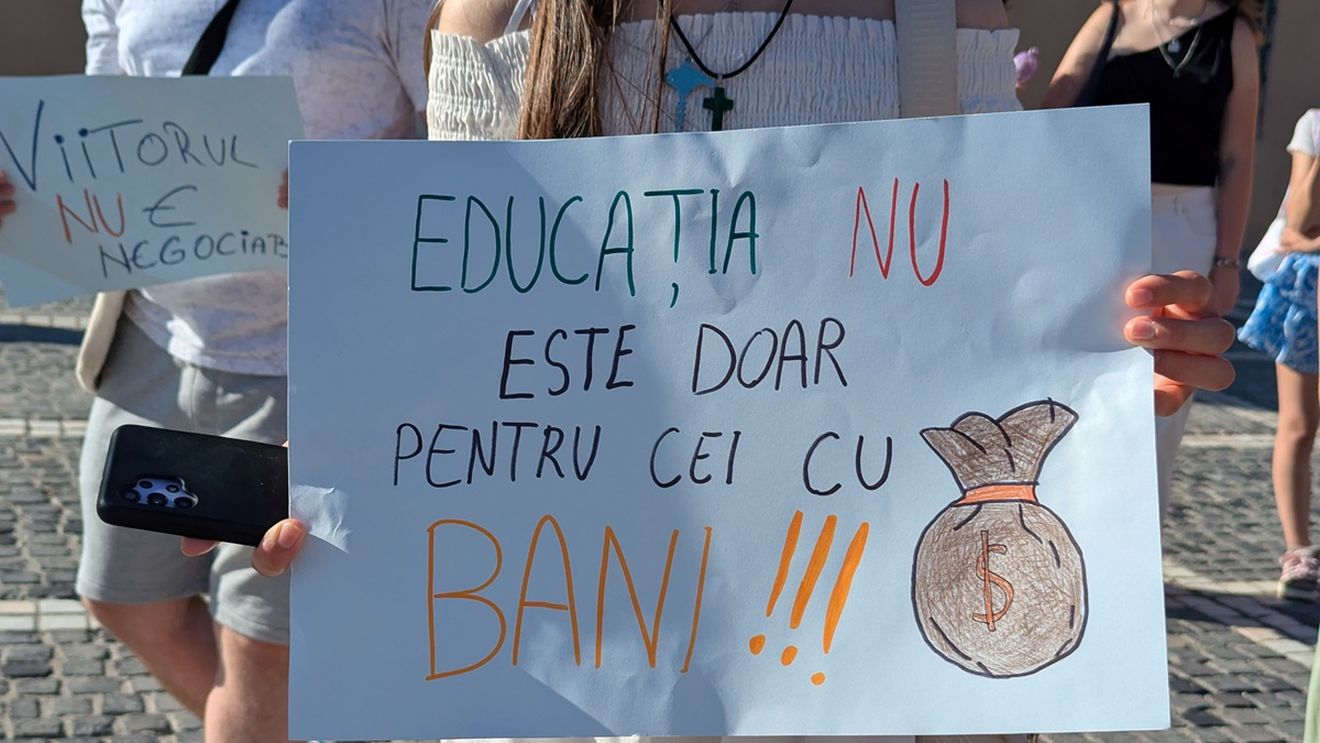 Protest al elevilor din Brașov față de reducerea burselor: „Cine taie educația sabotează generația”