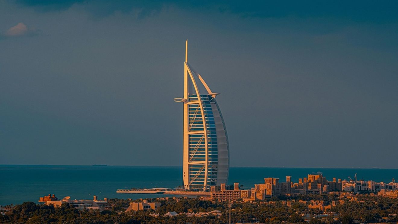 Simbolul luxului extrem, hotelul Burj Al Arab din Dubai se închide pentru prima dată de la inaugurare / Intră în renovare următoarele 18 luni/ Fațada a fost lovită de resturile unei drone