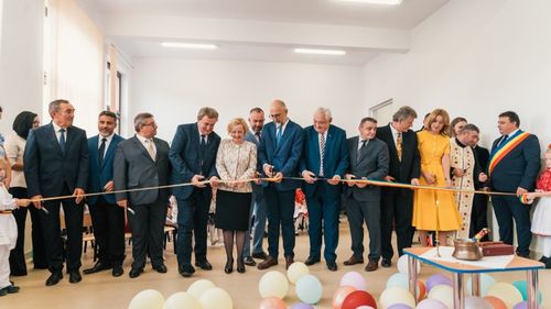O grădiniță din Sălaj, inaugurată de zece politicieni, printre care Kelemen Hunor, și trei preoți. Înghesuială la tăiat panglica