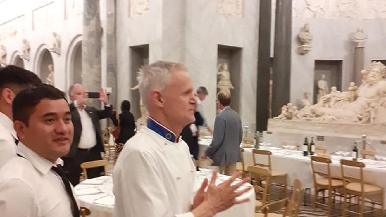 Bucătarul ultimilor 3 Papi: "Ratzinger iubea Sacher, Wojtyła iubea supele. Francisc? Despre el port în inimă zâmbete și millefeuille”