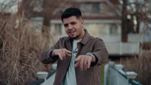 Cine este Babasha, manelistul controversat care a urcat pe scenă cu Coldplay: Provine dintr-o familie de cântăreți de manele, dar studiază muzica la Conservatorul din București