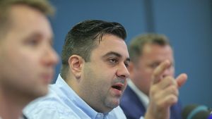 Cum s-a transformat fostul ministru al transporturilor, Răzvan Cuc, dintr-un mare proprietar de case și terenuri într-un om sărac, care împarte cu doi frați un mic apartament