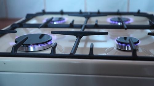 BREAKING Ministrul Energiei: Schemele de ajutor iniţiale, care au fost valabile şi în anii trecuţi, vor fi păstrate în continuare / Nu vor fi creşteri ale facturii de gaz, preţul e plafonat până în 31 martie 2026