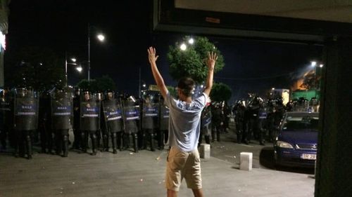 VIDEO Noi imagini cu jandarmi violenți: un adolescent care le stătea în cale, lovit cu bastonul peste coaste