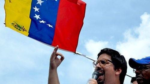 Deputatul venezuelean de opoziţie Freddy Guevara a părăsit ambasada chiliană, în care se refugiase în urmă cu trei ani