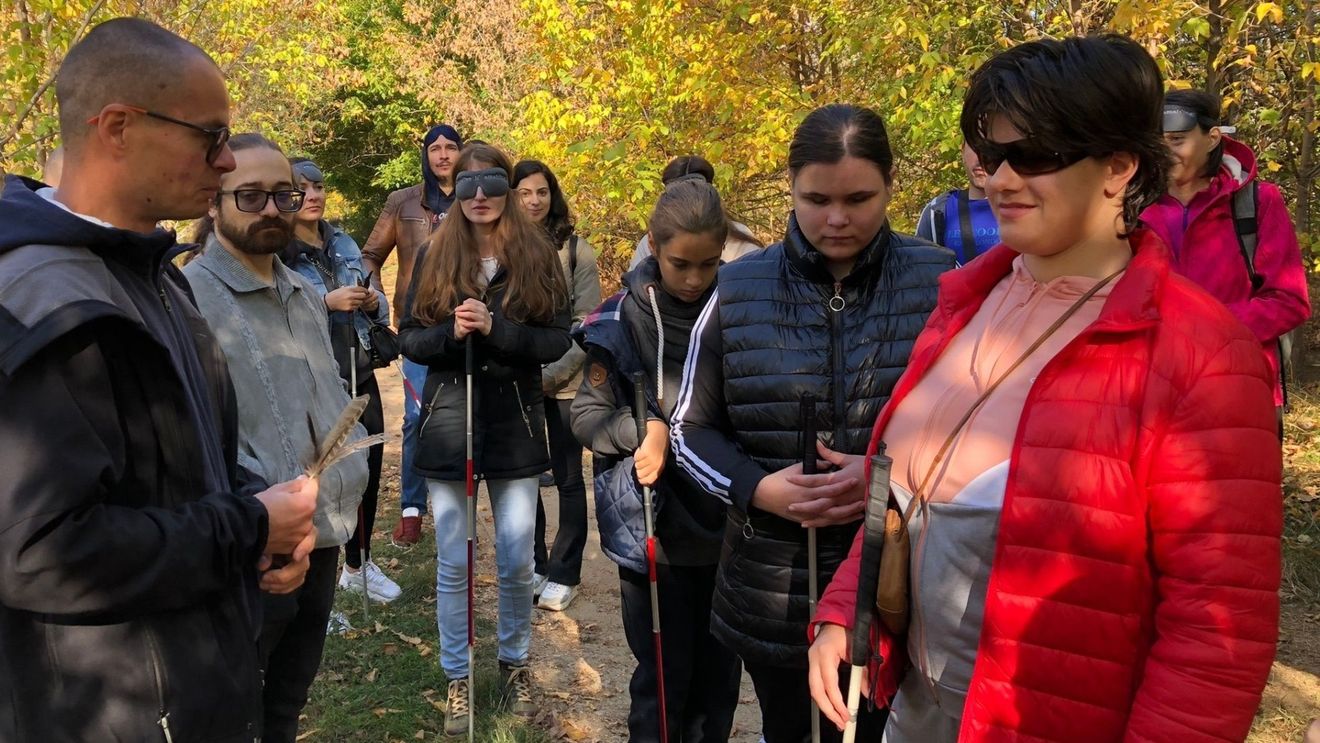 Tur ghidat pe nevăzute în Parcul Natural Văcăreşti / Participanții au experimentat senzaţia atingerii unor fosile de mamut sau au identificat specii de plante după parfum