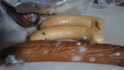 Mezeluri mucegăite, scoase la vânzare într-un magazin din Giurgiu/ Şef din ANPC: Din păcate, unii operatori economici aleg sa vândă gunoaie în loc de mâncare