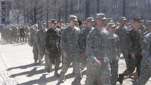 Situație inedită în SUA: Economia puternică îi face pe americani să nu se mai angajeze în poliție și armată