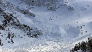Risc maxim de avalanşă în Munţii Rodnei şi Munţii Maramureşului, la altitudini peste 1300 de metri/ Şi în alte masive unde a nins recent este posibilă producerea de avalanşe