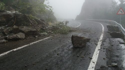 Cad pietre de pe versanți, pe DN7, în zona localității Călimănești / Traficul a fost deviat