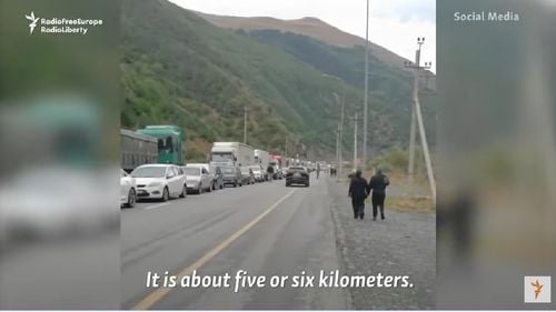 VIDEO Agenția RIA Novosti, portavocea Kremlinului, recunoaște cozile kilometrice ale rușilor care fug de recrutare/ Un kilometru este parcurs în trei ore, scriu rușii pe rețelele de socializare/ Știrea s-a viralizat rapid