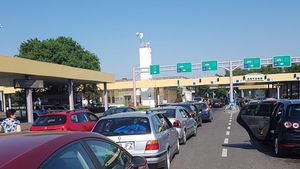 Raport internațional: Diaspora românească, a cincea cea mai numeroasă din lume / Aproape jumătate dintre românii cu studii universitare care lucrează în străinătate au locuri de muncă destinate muncitorilor necalificați