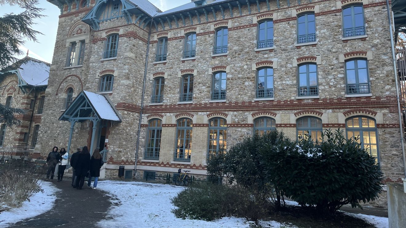 Universitatea franceză unde se antrenează spionii și unde profesorii nu știu numele studenților