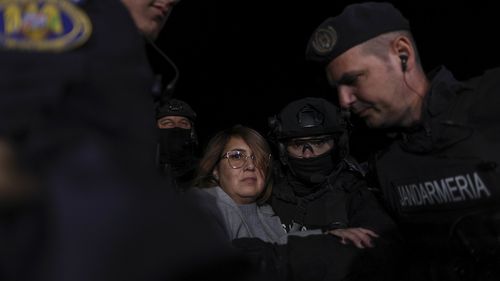 De ce au fost lăsați în libertate suspecții de uciderea lui Ioan Crișan. Instanța a identificat carențe grave în anchetă: „Toate acestea reprezintă cel mult indicii, nu probe” / Deși a existat mandat pentru filaj, nu a fost fotografiat momentul în care fiica omului de afaceri l-ar fi plătit pe unul dintre presupușii autori ai crimei 