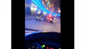 Motociclist din Craiova, amendat cu aproape 4.000 de lei, după ce a fugit de un control rutier și a avariat o mașină a poliției