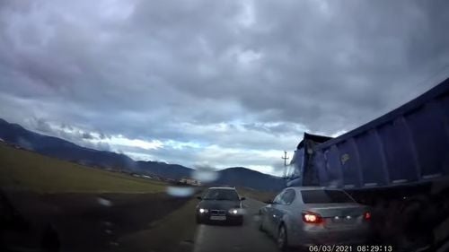 VIDEO Depășire inconștientă executată de un șofer pe drumul care duce spre Transalpina, în Sibiu