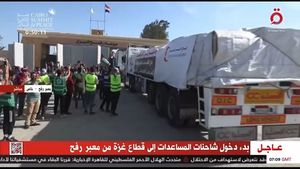 VIDEO Punctul de frontieră dintre Egipt și Gaza a fost deschis pentru scurt timp / 20 de camioane cu ajutoare umanitare au intrat în fâșie / Peste 200 de români vor să părăsească Gaza / MAE: Punctul de la Rafah s-a deschis doar pentru ajutoare