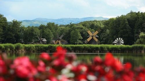 Vizitatorii îmbrăcaţi în costum popular vor beneficia de acces gratuit în Muzeul ASTRA din Sibiu / Femeile sunt așteptate în ie, poale, şurţ şi cătrinţă, iar bărbații cu cămaşă, cioareci, laibăr și clop