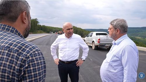 VIDEO | Premierul Bolojan, pe șantierul Autostrăzii Transilvania, cu constructorul, ”regele asfaltului” / Bolojan: „Cum sunteți?”, Umbrărescu: „Excelent!” / Premierul s-a văzut și cu Emil Boc, la primărie