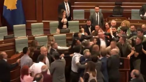 Bătaie generală în Parlamentul din Kosovo după ce un parlamentar l-a stropit cu apă pe premier