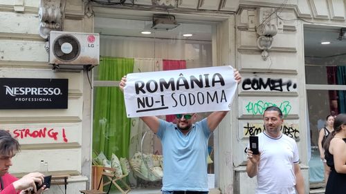 Bărbat reţinut şi sancţionat de jandarmi la marşul Bucharest Pride