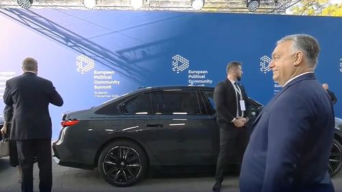 VIDEO Klaus Iohannis, preocupat să-și aranjeze ținuta, stă cu spatele la premierul Viktor Orban, timp de un sfert de minut
