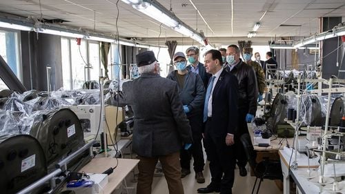 VIDEO Ministrul economiei, Virgil Popescu: Astăzi a început producția primelor măști în România! În scurt timp vor produce 150.000 de măști pe zi, iar din data de 15 aprilie se va ajunge la 500.000 de bucăți pe zi