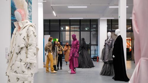 „Pentru mine e o bucurie să pot să descopăr noua generație de artiști” - Mirela Bucovicean, ambasadoare DIPLOMA. Festivalul a început la Combinatul Fondului Plastic din București