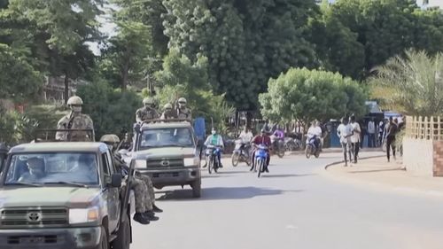 Franţa le recomandă cetăţenilor francezi să părăsească Mali cât mai repede , din cauza unei blocade jihadiste în mai multe regiuni şi la Bamako