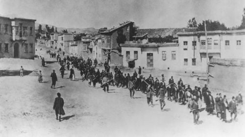 Genocidul armean - campanie de deportare și ucidere în masă a supușilor armeni din Imperiul Otoman, desfășurată de guvernul Tinerilor Turci în timpul Primului Război Mondial (1914-18)